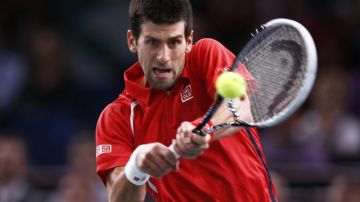 Novak Djokovic empezó la jornada en plan de fiesta y terminó de  manera lánguida al ser eliminado  en primera ronda del Masters de París.