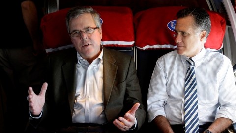 El candidato republicano, Mitt Romney (der.) y el ex gobernador de Florida, Jeb Bush, en el avión de campaña rumbo a Miami.