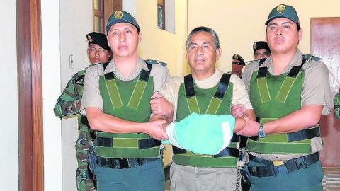 Florindo Eleuterio Flores Hala, el "Camarada Artemio", último cabecilla histórico del grupo terrorista Sendero Luminoso es llevado,   hacia la Base Naval del Callao.