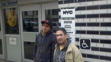 Nelson Aguilar Quintanilla, salvadoreño, y Hector Roman, boricua, han pasado tres dias en el refugio de Jay Street, en Brooklyn.