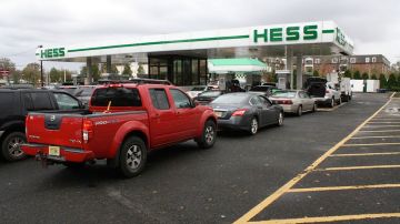 Automóviles esperando en línea en la estación de servicio Hess en Woodbridge, Nueva Jersey el martes.