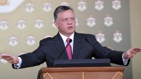 Imagen facilitada por la casa real jordana del rey Abdalá II de Jordania durante un discurso en el palacio real de Amán.