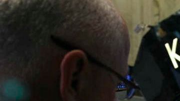 El alcalde Michael Bloomberg habla con operadores antes de reabrir la Bolsa de Nueva York el 31 de octubre de 2012, tras permanecer cerrada dos días por Sandy.