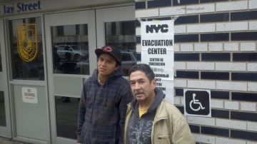 Nelson Aguilar Quintanilla, salvadoreño, y Héctor Román, puertorriqueño, han pasado tres días en el refugio de Jay Street, en Brooklyn.