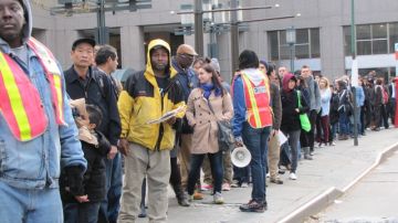La fila para esperar el bus a Manhattan en la calle Jay/Metro Tech, Brooklyn, se extendía por varios manzanas.