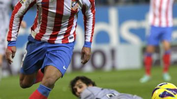 El delantero colombiano Radamel Falcao (izq), del Atlético de Madrid, ha sido clave para que su club sea colíder del torneo español, con Barcelona.