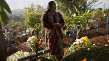 Maria Ixcot cuando ayer ponía flores en la tumba de su  hijo  en el pueblo de Sumpango,  al oeste de Guatemala.