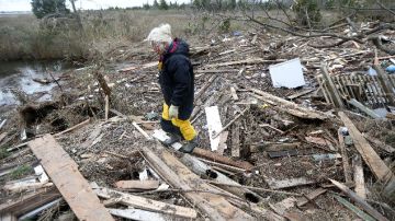 Tricia Burke camina entre escombros de residencias en Nueva Jersey.