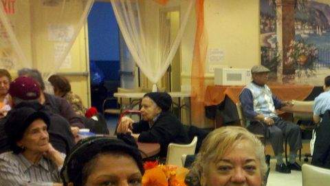 Mucha gente de la tercera edad se las vio difícil con el huracán. (De izq. a der.) Digna Martínez, Irma Salinas, Rosa Chuy y Olga Chico pudieron regresar sin problemas al centro para ancianos en el Alto Manhattan donde siempre se reúnen.