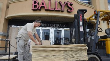 Un empleado del casi Bally's, en Atlantic City, en preparativos antes de que pasara Sandy.