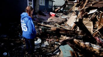 Una residente de Staten Island observa los destrozos que provocó Sandy en un vecindario de ese condado. Ayer muchos criticaron que el maratón de Nueva York se realizara pese a los destrozos del huracán.