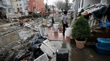 Una residente de Far Rockaway en Queens, intentaba limpiar el lodo y escombros de su vecindario, una de las zonas más afectadas por el huracán Sandy.