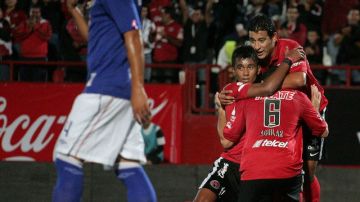 Jugadores de Xolos (d) celebran un gol al Cruz Azul el pasado 19 de octubre, en partido disputado en el estadio Caliente de la ciudad de Tijuana.