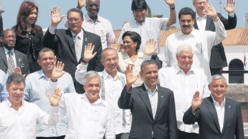 El presidente de Estados Unidos, Barack Obama durante su asistencia a la Cumbre de las Américas, en abril de este año, en Colombia, aparece rodeado de un nutrido grupo de mandatarios y líderes de la región.