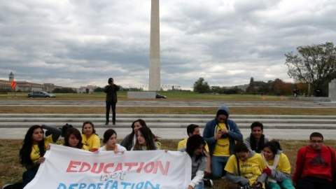 Varios jóvenes acompañaron ayer a Verónica Gómez, Raymi Gutiérrez, Jonatan Martínez y José Sandoval al culminar su recorrido de casi 5,000 millas en el histórico National Mall de Washington, D. C. Su plan es exigir la aprobación del DREAM Act, recordar que no son 'criminales' y reivindicar su trabajo a favor del país. Los jóvenes iniciaron la marcha en marzo pasado en San Francisco y recorrieron 13 estados en su recorrido de costa a costa. Se calcula que hasta 1.7 millones de estudiantes indocumentados podrían beneficiarse del alivio migratorio mientras que el DREAM Act permanece varado en el Congreso.