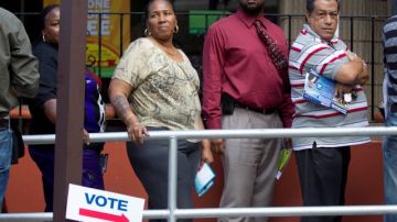 Electores de Miami, Florida, hacían línea el pasado miércoles para someter su voto por adelantado.