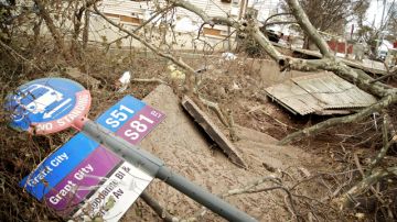 Un cartel de una estación de autobús en Staten Island yace en suelo entre los escombros, como señal de la devastación causada por el huracán Sandy.