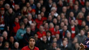Robin van Persie (d), del Manchester United, anota al Arsenal, su ex equipo, en el estadio Old Trafford.