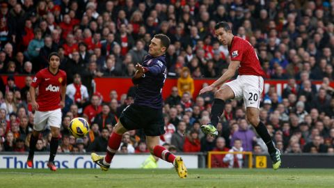 Robin van Persie (d), del Manchester United, anota al Arsenal, su ex equipo, en el estadio Old Trafford.