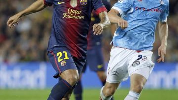 El defensa brasileño del Barcelona Adriano Correia (i) controla la pelota presionado por el centrocampista danés del Celta Michael Krohn-Delhi.