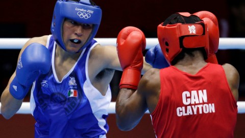 Oscar Molina (izq), representando a México, durante el combate con el canadiense Custio Clayton en los pasados Juegos Olímpicos de Londres.