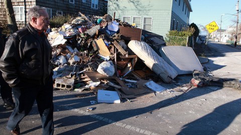 El alcalde Michael Bloomberg ha estado visitando cada uno de los condados afectados. En la imagen, apesadumbrado durante su visita a Queens.