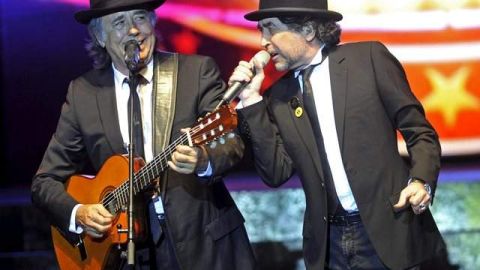 Los cantautores Joaquín Sabina (der.) y Joan Manuel Serrat, durante su show 'Dos pájaros contraatacan', que iniciaron en España.