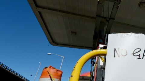 Un cartel dice 'No Gas' en una estación de gasolina, mientras que aún la ciudad de Nueva York trata de recobrarse de los efectos de 'Sandy'; muchas personas están preocupadas y tienen incertidumbre.