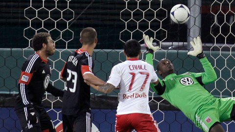 El arquero del DC United, Bill Hamid,   empuja la bola en su propia meta.