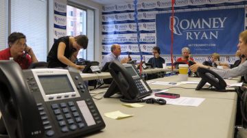 Como Virginia es uno de los estados críticos de las elecciones, voluntarios trabajaron contrarreloj.   En la foto el bando de  Romney llama a votantes.