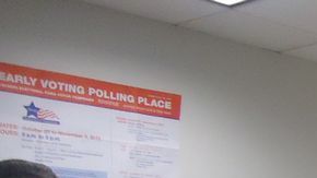 Personas durante la votación temprana en el Chicago Board of Elections.