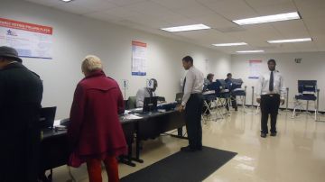 Personas durante la votación temprana en el Chicago Board of Elections.