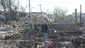 Una residente de Breezy Point, Queens, permanece sobre lo que una vez fue su casa, destruida por un incendio que estalló en medio del paso del  huracán  Sandy.