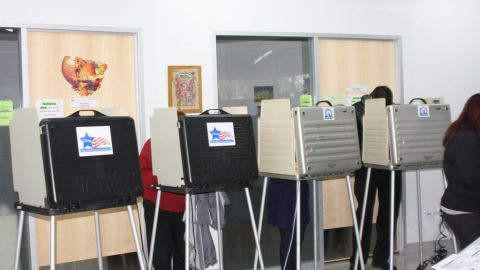 Personas votando en la Association House of Chicago en Humboldt Park el 6 de noviembre.