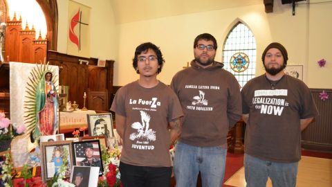 Un grupo de jóvenes de Fuerza Juventud, parte de la organización pro inmigrante Centro Sin Fronteras, se movilizaron hoy para buscar apoyo de parte de los votantes de Chicago.