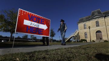 Un elector sale del Antiguo Palacio de Justicia en Blanco, Texas, luego de emitir su voto.