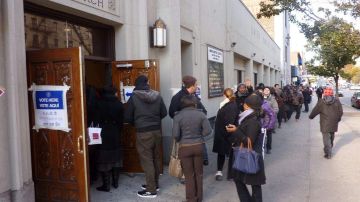 Largas filas para votar se pudieron ver desde las 6 de esta mañana en los alrededores de Harlem y el Alto Manhattan.