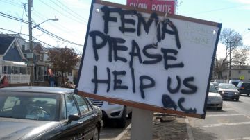 En Rockaways, NY, los ciudadanos clamaban hoy por ayuda tras Sandy.