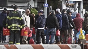 Hoy los neoyorquinos continuaban haciendo filas para adquirir gasolina, servicio afectado desde la semana pasada cuando el huracán Sandy golpeó el estado. Mañana, las condiciones del tiempo vuelven a empeorar con el paso de una tormenta invernal.