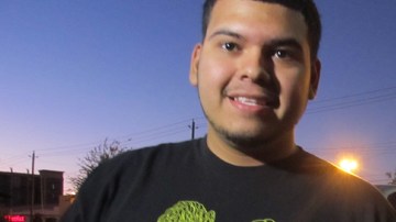 Jóvenes hispanos acudieron a votar por primera vez en Houston.