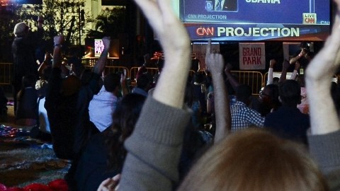 PBX10 LOS ANGELES (ESTADOS UNIDOS) 07/11/2012.- Simpatizantes del presidente estadounidense, Barack Obama, celebran su reelección mientras siguen los resultados electorales en una pantalla gigante en el Grand Park en el centro de Los Ángeles (Estados Unidos) ayer, martes 6 de noviembre de 2012. Para conseguir la presidencia de EE.UU., el demócrata Barack Obama logró el triunfo este martes en 25 estados del país y la capital, Washington D.C., por delante de los 24 para el republicano Mitt Romney, a la espera de los resultados en el reñido estado de Florida. EFE/Paul Buck
