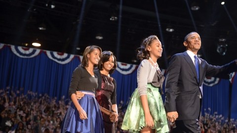 SHA03 CHICAGO (ESTADOS UNIDOS) 07/11/2012.- El presidente estadounidense, Barack Obama (dcha), saluda a sus seguidores junto a su mujer, Michelle (2ºizda), y sus hijas Sasha (2ºdcha) y Malia Ann (izda), al resultar reelegido como presidente de los Estados Unidos en el McCormick Place en Chicago (Estados Unidos) ayer, martes 6 de noviembre de 2012. El presidente Barack Obama ganó hoy la reelección con al menos 303 votos electorales, una cifra más holgada de lo que apuntaban los pronósticos, y victorias en casi todos los estados claves frente al aspirante republicano, Mitt Romney. EFE/Shawn Thew