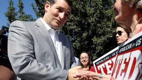 Ted Cruz saluda a  varias simpatizantes. El cubano tiene en apoyo de Tea Party.