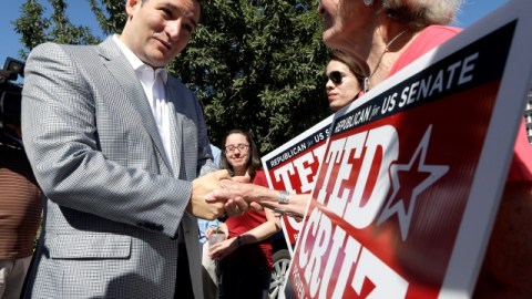 Ted Cruz saluda a varias simpatizantes. El cubano tiene en apoyo de Tea Party.