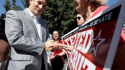 Ted Cruz saluda a  varias simpatizantes. El cubano tiene en apoyo de Tea Party.