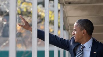 El Presidente Barack Obama saluda a sus seguidores al salir de su oficina de campaña en Chicago. El mismo se encargó de anunciar su victoria anoche vía Twitter.