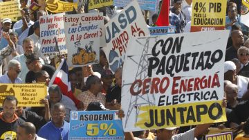 Los dominicanos marcharon ayer contra una reforma fiscal propuesta por el presidente, Danilo Medina. La Policía dijo que la jornada transcurrió en calma.