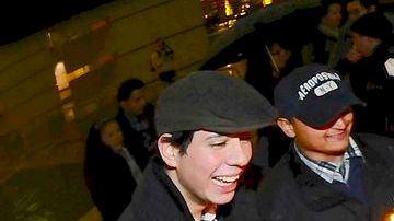 Jóvenes miembros de ICIRR durante la vigilia que ocurrió afuera del McCormick Place en Chicago.