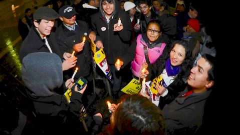 Jóvenes miembros de ICIRR durante la vigilia que ocurrió afuera del McCormick Place en Chicago.