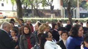 Empleados de un edificio localizado en el Paseo de la Reforma en México desalojaron la instalación ante el fuerte temblor de hoy.